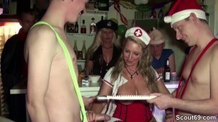 Mutti fickt mit zwei Jungspunden auf Karneval Party